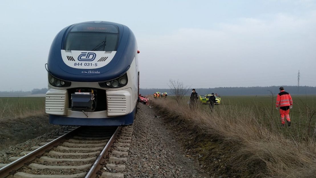 Na Chrudimsku se srazil vlak s autem. Dva mrtví